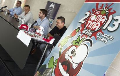 Los representantes del Ayuntamiento de Bu&ntilde;ol junto al dise&ntilde;ador del cartel y el gestor de la venta de tickets de la Tomatina 2013.