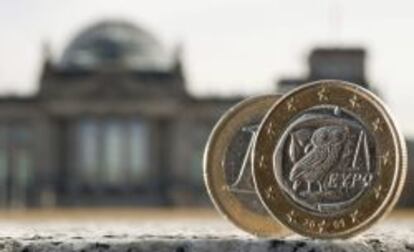 Dos monedas de euro, una de ellas acu&ntilde;ada en Grecia, fotografiadas delante del Bundestag en Berl&iacute;n (Alemania). 