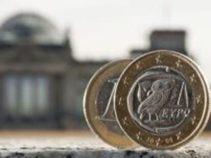 Dos monedas de euro, una de ellas acu&ntilde;ada en Grecia, fotografiadas delante del Bundestag en Berl&iacute;n (Alemania). 