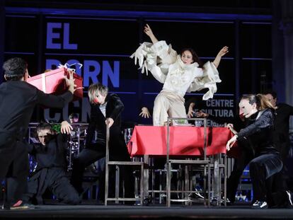 Un espectacle de la ballarina Sol Picó al Born ha servit per encendre els llums de Nadal de Barcelona.