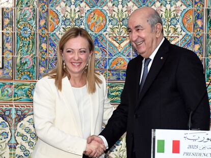 La primera ministra Italiana, Giorgia Meloni, y el presidente argelino, Abdelmayid Tebún, el lunes en Argel.
