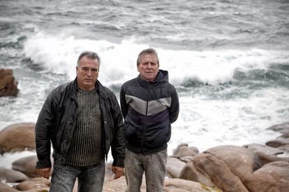 Juan José Quiza Carril y Roberto Castro, percebeiros de Santa Mariña, que participaron en las labores de limpieza del chapapote. Fotografiados en la zona de Pelouro, Costa da Morte.