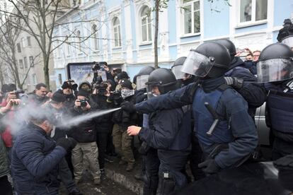 Un agente lanza gas sobre un partidario del expresidente georgiano.