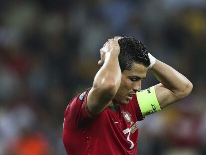 Cristiano Ronaldo se lamenta durante el partido ante Alemania.