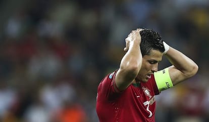 Cristiano Ronaldo se lamenta durante el partido ante Alemania.