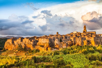 Vista al atardecer de la ciudad medieval de Pitigliano, en la Toscana (Italia).