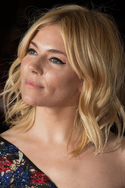  El 'wavy bob' (wob) no es más que un corte de pelo por encima de los hombros ligeramente ondulado. Sienna Miller es fiel a este peinado y nos inspira en cada aparición con sus ondas cuidadosamente deshechas.