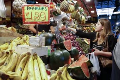 Una mujer compra fruta en el mercado de la Boquería (Barcelona).