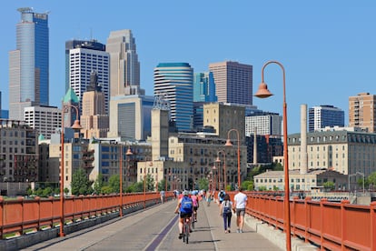 Personas cruzan el puente de piedra de Minneapolis (Minnesota).