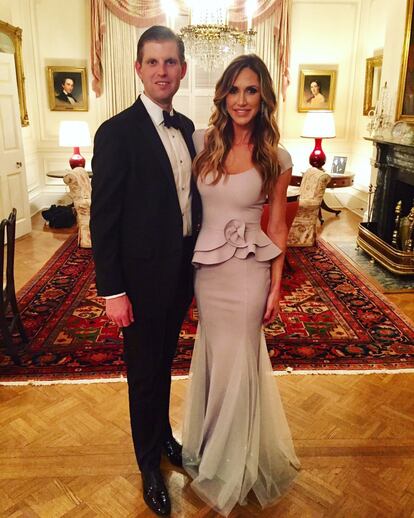 Eric Trump y su esposa Lara Yunaska listos para acudir a la gala Candlelight. La imagen fue tomada en un salón de Blair House, la residencia oficial de las visitas del presidente de EE UU. Él es el tercer hijo de Ivana Trump y Donald Trump.