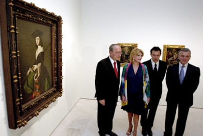 Antonio Banderas y Carmen Thyssen, entre el alcalde de Málaga, Francisco de la Torre (izquierda), y el consejero de Cultura andaluz, Paulino Plata (derecha), en la inauguración del museo.