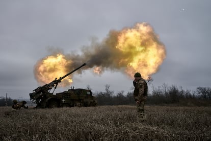 Unos soldados ucranios disparan un obús autopropulsado Caesar de fabricación francesa hacia posiciones rusas cerca de Avdiivka, región de Donetsk, Ucrania, el 26 de diciembre de 2022.