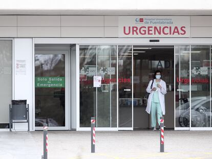 Una sanitaria protegida con guantes y mascarilla en la entrada de Urgencias del Hospital de Fuenlabrada el 30 de marzo de 2020.