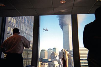 Tras el impacto del primer avión, el analista financiero William Núñez salió corriendo a la calle para comprar una cámara desechable. Volvió a tiempo a su oficina para fotografiar el otro avión camino de la segunda torre.