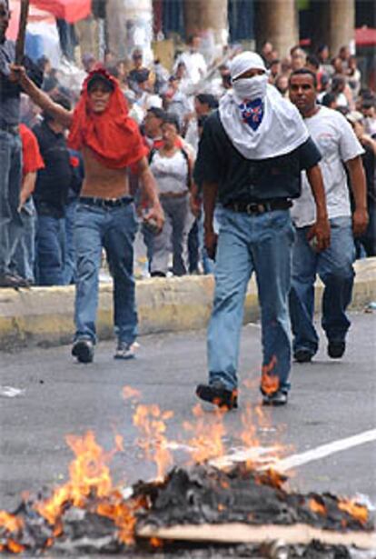 Protestas en Caracas contra el alcalde por cerrar los accesos a la plaza Bolivar.