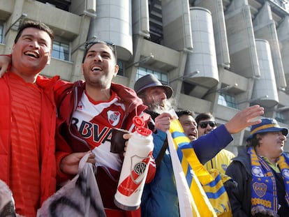 Torcedores do River e do Boca diante do estádio Santiago Bernabéu, em Madri, às vésperas da final da Libertadores.
 