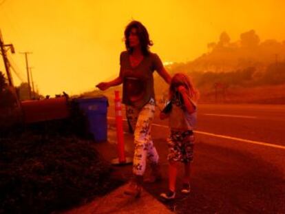 Famosos como Kim Kardashian, Alyssa Milano o Guillermo del Toro, obligados a abandonar sus casas por el incendio que consume las montañas de Santa Mónica