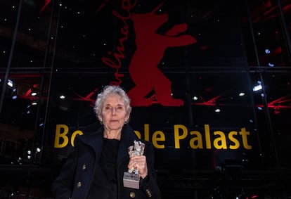 Claire Denis, con su premio de la Berlinale de 2022.
