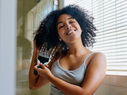 El cepillado fortalece el cuero cabelludo y estimula el crecimiento del cabello,.GETTY IMAGES.