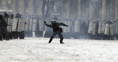 Enfrentamientos entre policía y manifestantes pro europeos, en el centro de Kiev. 