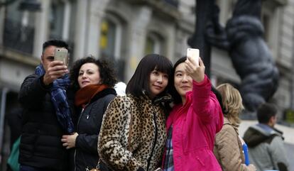 Turistas se hacen selfis en la Puerta del Sol de Madrid. 