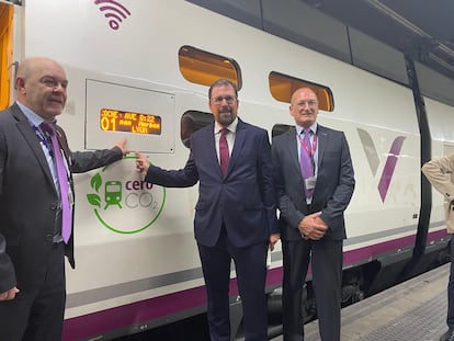 El presidente de Renfe, Raül Blanco (en el centro), junto a los dos maquinistas del AVE Barcelona-Lyon.