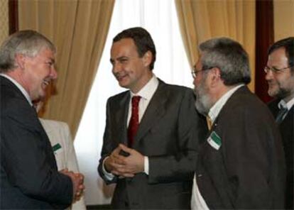 Rodríguez Zapatero (centro) conversa con Michael Stopper en presencia de Cándido Méndez y Javier Doz.