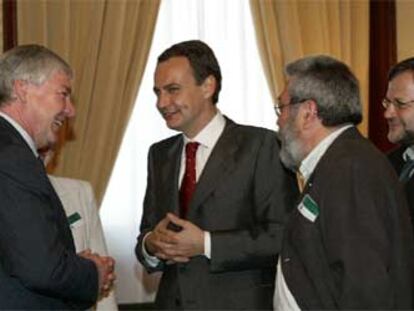 Rodríguez Zapatero (centro) conversa con Michael Stopper en presencia de Cándido Méndez y Javier Doz.