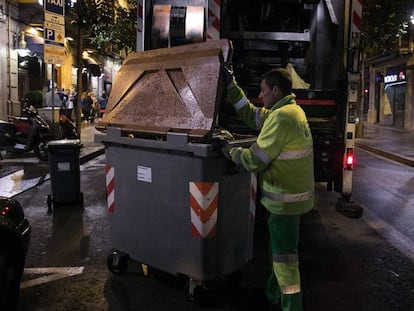 Un trabajador durante la recogida de basura en Barcelona.