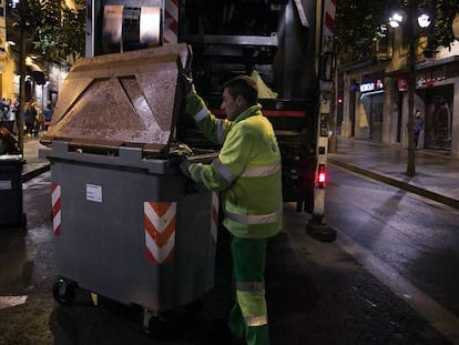 Un trabajador durante la recogida de basura en Barcelona.