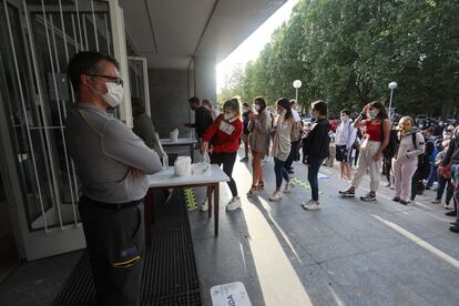 Varios alumnos entran a la Facultad de Derecho de la UCM para realizar los exámenes de la EvAU.