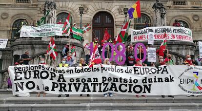 Pensionistas se manifiestan ante la puerta del Ayuntamiento de Bilbao.