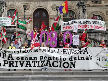 Pensionistas se manifiestan ante la puerta del Ayuntamiento de Bilbao.