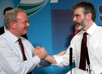 Gerry Adams (derecha) y Martin McGuinness celebran el resultado de la votación.