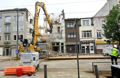 Unos operarios derrullen este viernes los restos del edificio siniestrado en Hoboken (Bélgica) este jueves.