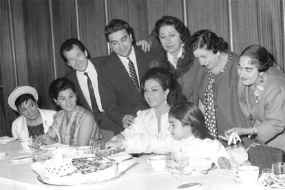 Casi todos los 18 de julio, Lola actuaba para Franco en el palacio de La Granja. Semejante simpatía le costó cara. Tras la muerte del dictador, la artista tuvo que reivindicar que ella no era de nada ni de nadie, excepto de España. Lola de España. En la foto, en la primera comunión de su hija Lolita, en 1965.