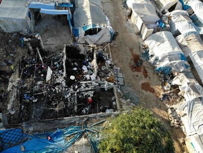 Vista aérea de los restos carbonizados de una tienda de campaña tras el bombardeo del régimen sirio en la aldea de Qah.