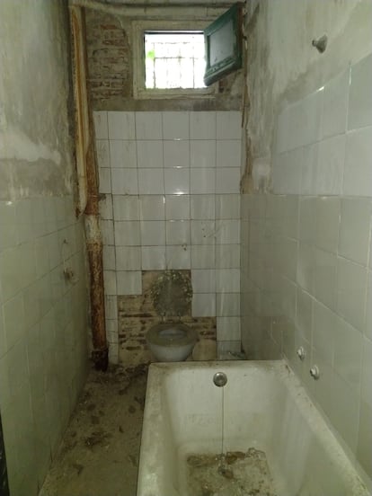 Estado del baño de la casa de Vicente Aleixandre.