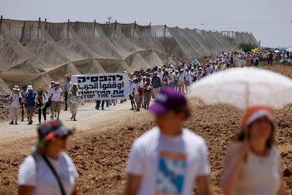 Manifestantes asisten a una protesta para exigir el fin de la guerra en Gaza, cerca de la frontera israelí con la Franja palestina, en Israel, el 6 de junio. 
