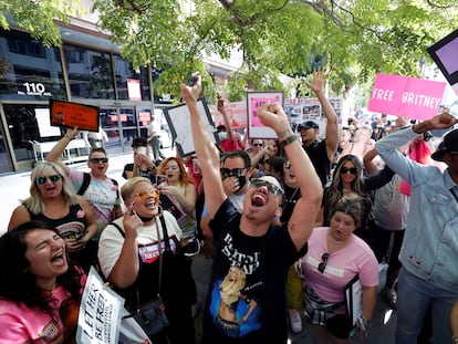 Seguidores de Britney Spears celebran la decisión del juez de liberarla de la tutela de su padre en Los Ángeles