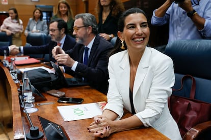 La hasta ahora presidenta de Vox en Madrid, Rocío Monasterio, este jueves en la Asamblea de Madrid. El primero por la izquierda, sus sustituto, José Antonio Fúster.