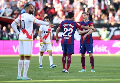 Frenkie de Jong e Ilkay Gundogan durante el partido entre el Rayo Vallecano y el FC Barcelona.