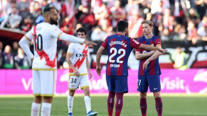 Frenkie de Jong e Ilkay Gundogan durante el partido entre el Rayo Vallecano y el FC Barcelona.
