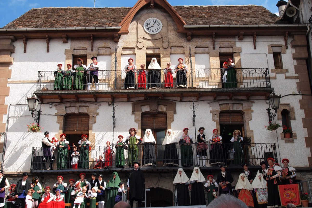Trajes y migas para celebrar
