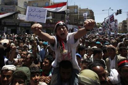 Un niño grita durante la protesta antigubernamental contra el presidente yemení en la plaza de la Universidad de Saná.
