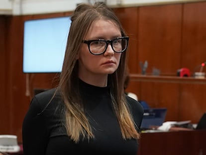 Anna Delvey, interpretada por Julia Garner en '¿Quién es Anna?' en el Tribunal Supremo de Manhattan.