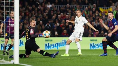 Lucas Vázquez anota un gol en el último clásico.