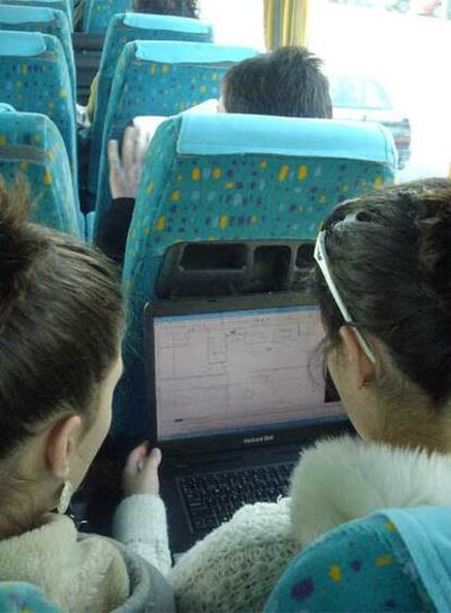 Dos jóvenes viajan en el autobús gallego, con conexión wi-fi.