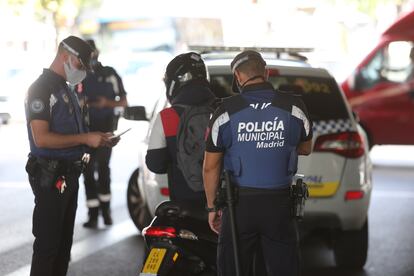 Agentes policiales en Puente de Vallecas (Madrid). Foto: Santi Burgos