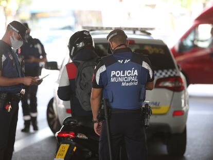Agentes policiales en Puente de Vallecas (Madrid). Foto: Santi Burgos